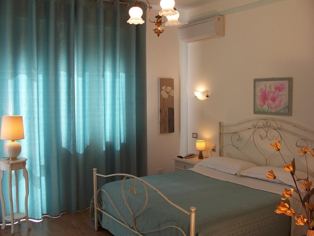 Bed And Breakfast " Il Tesoro Di Mario " ファルコナーラ・マリッティマ 部屋 写真